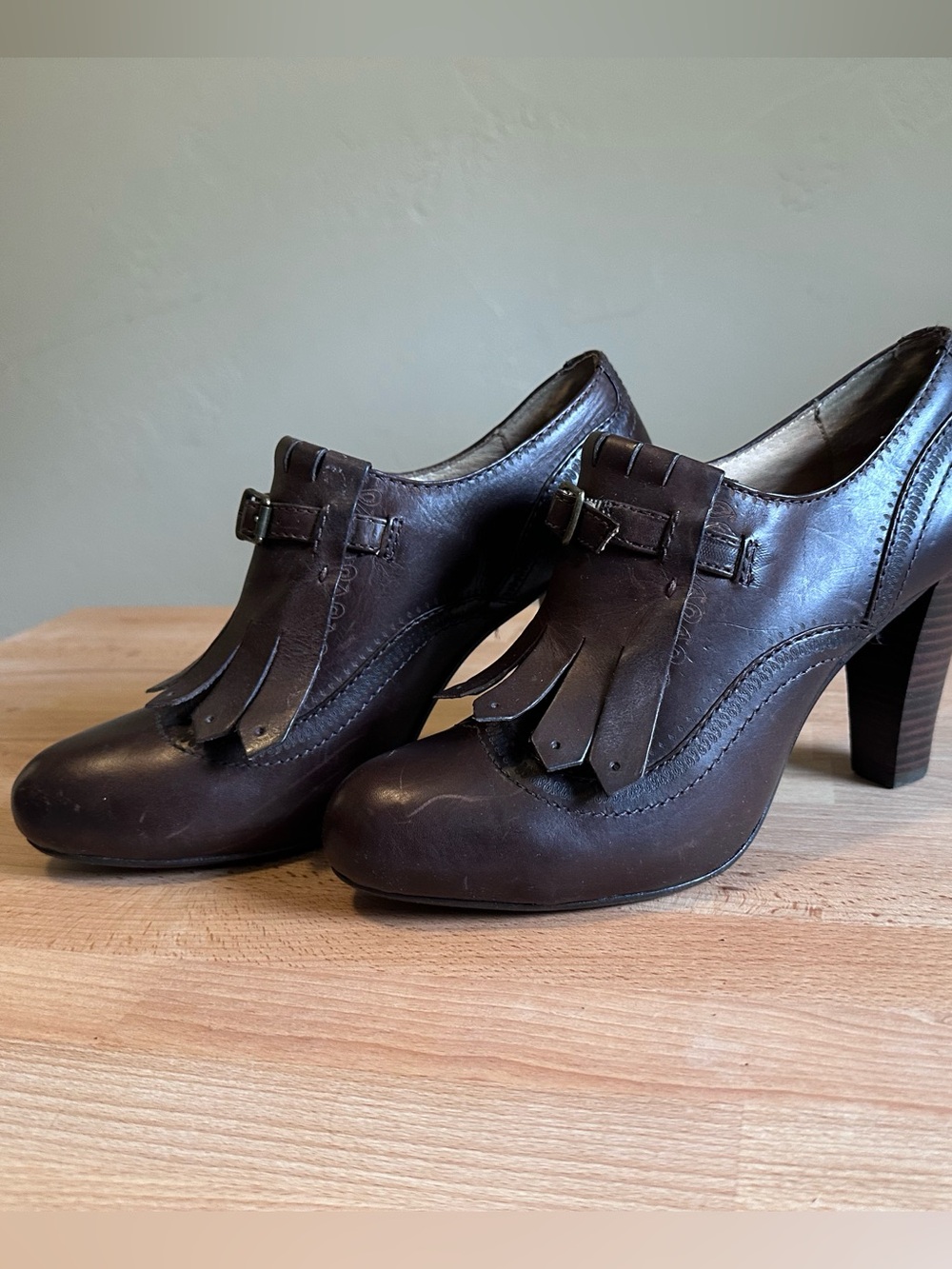 Women's FRYE Miranda Kiltie Oxford Brown Fringe Leather Heeled Loafers - Picture 2 of 6